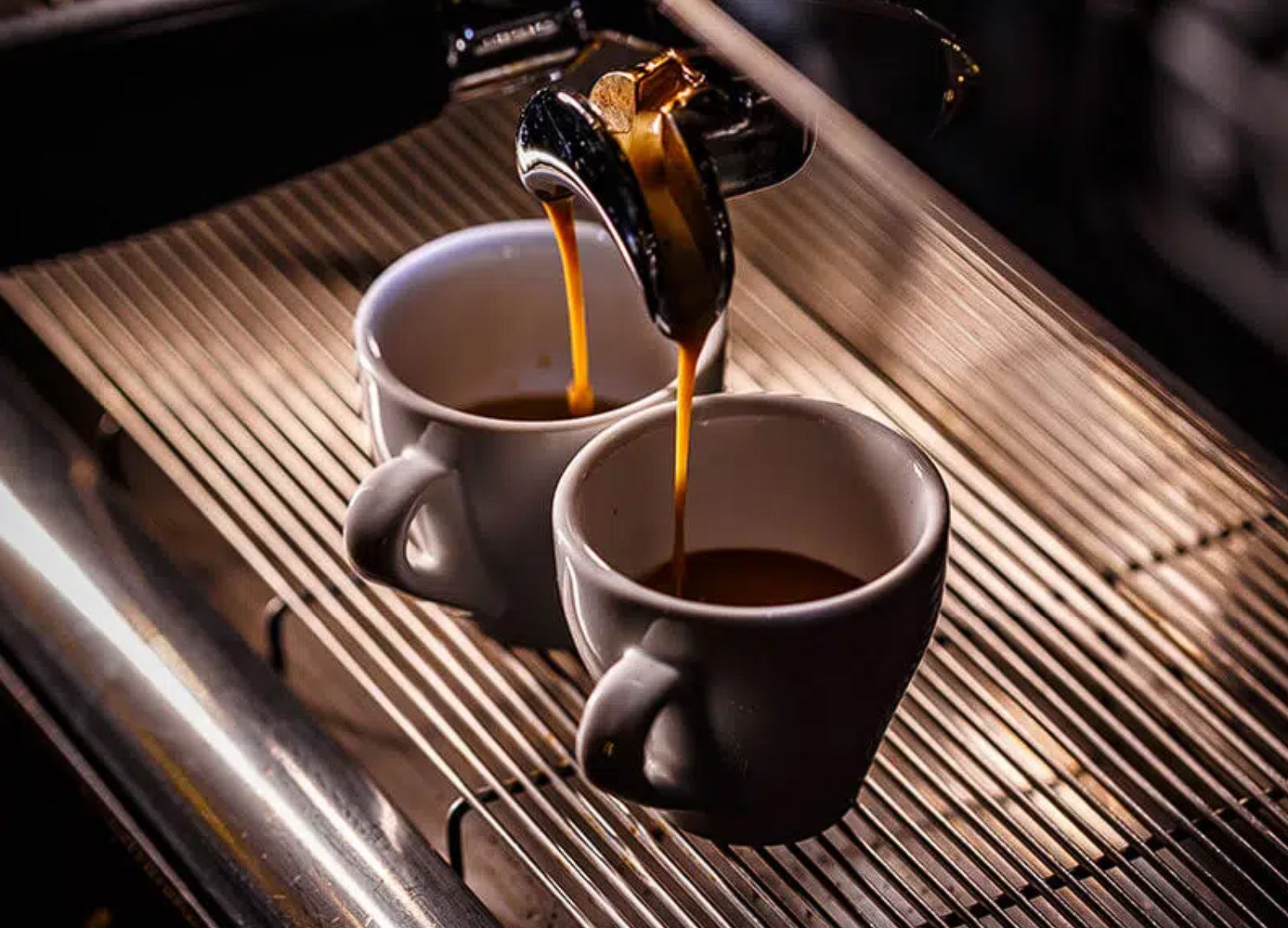Café espresso sirviendose directamente de la maquina