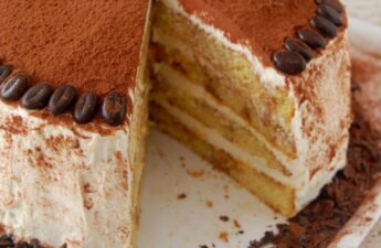Postre italino Tiramisu completo en forma de pastel