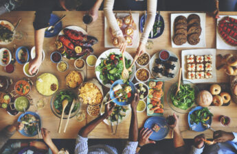 Variedad de comida y platillos para fiestas, compartiendo con los amigos