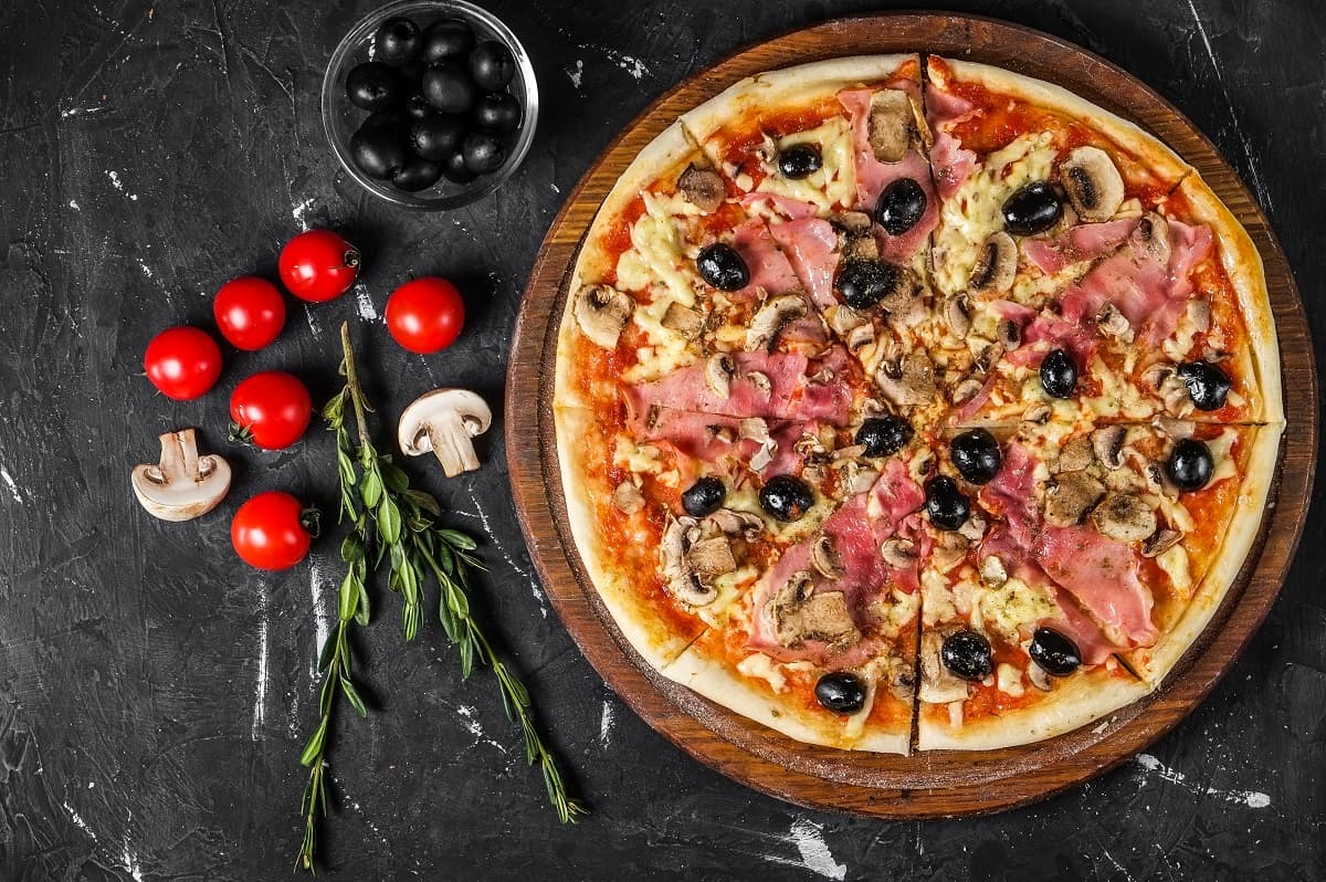 Pizza Caprichosa, combinación de jamón, champiñones, alcachofas y aceitunas
